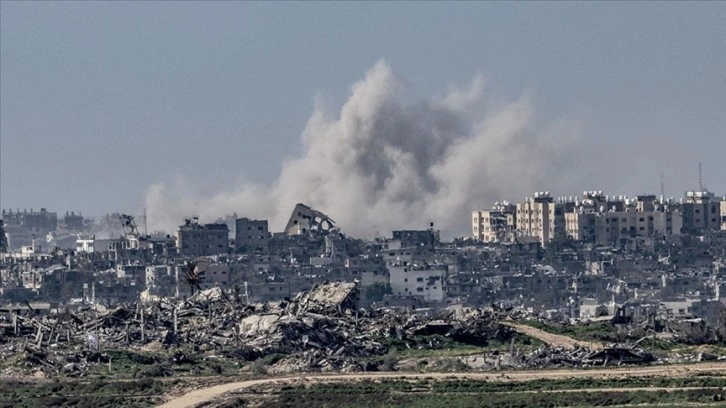 Gazze'nin kuzeyinde İsrail saldırısında öldürülen Filistinlilerin cansız bedenleri etrafa saçıl