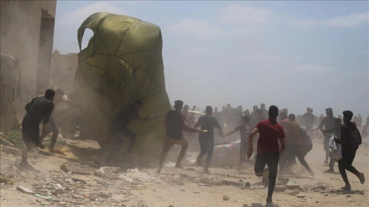 Gazze'ye havadan bırakılan yardımın paraşütleri açılmadı, çok sayıda ölü ve yaralı var