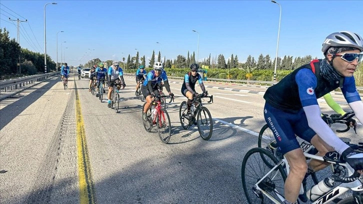 Gazze’ye saldırılar sürerken sınırın İsrail tarafında insanlar bisiklet turnuvasına hazırlanıyor