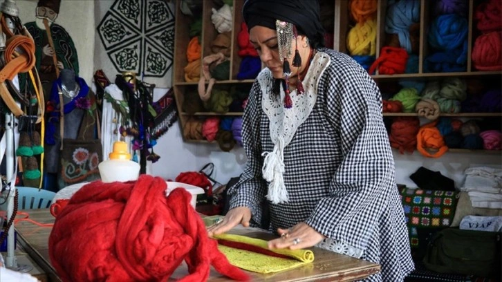 Gelin geldiği ailenin geleneksel keçe sanatını 4'üncü kuşağa taşıdı