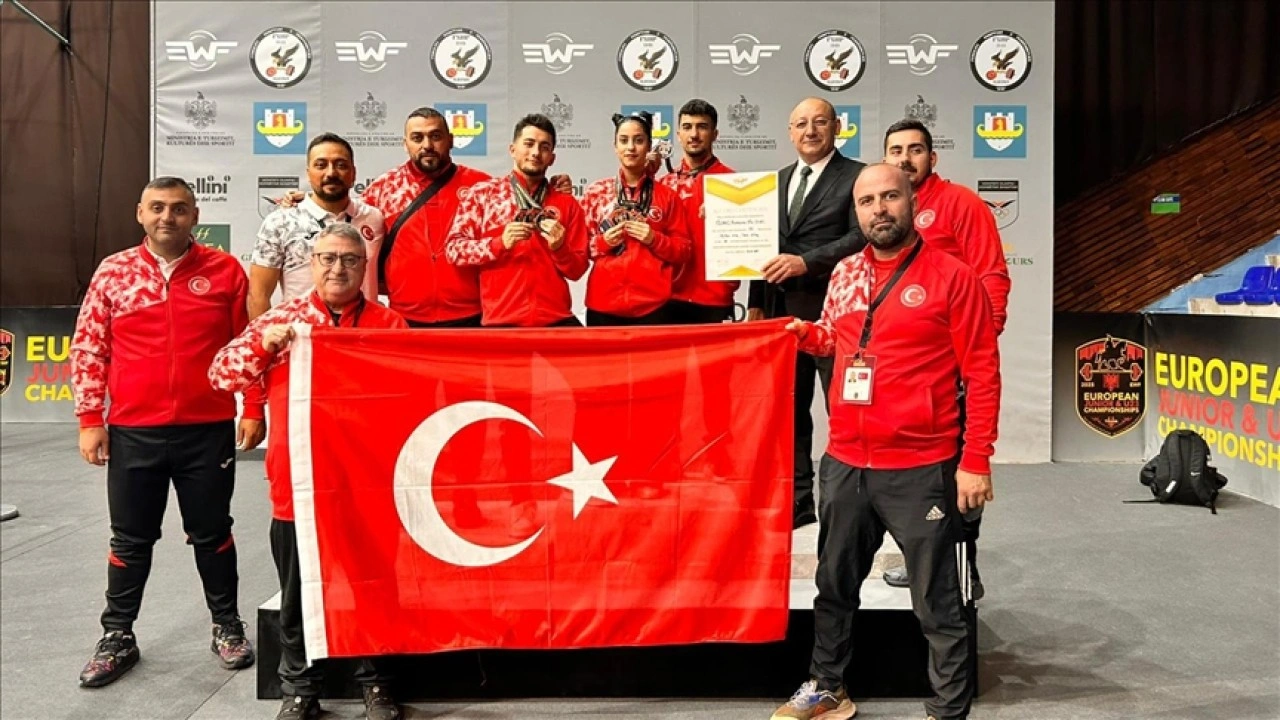 Genç milli halterciler Avrupa'nın zirvesinde