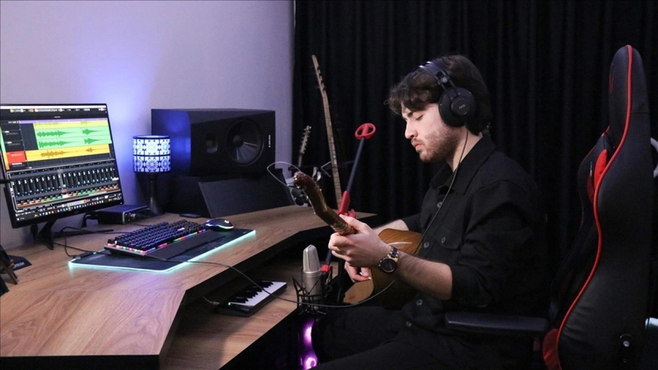 Genç müzisyenin stüdyoya çevirdiği odasından bağlama ailesinin ezgileri yükseliyor