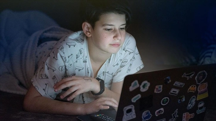 Gençlerin internette geçirdiği zaman televizyon izleme süresini yaklaşık 3'e katladı
