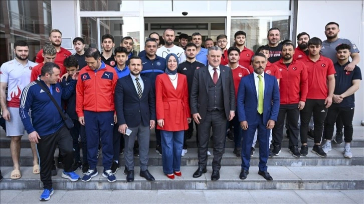 Gençlik ve Spor Bakanı Osman Aşkın Bak, Ankara'da sporcularla bir araya geldi