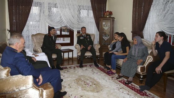 Genelkurmay Başkanı Akar'dan şehit evine taziye ziyareti