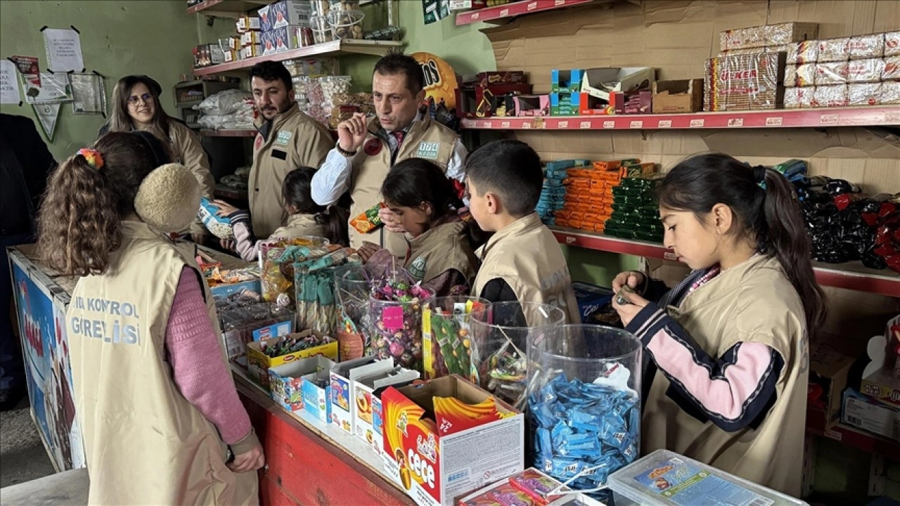 Gıda okuryazarlığı eğitimi alan &ccedil;ocuklar ekiplerle bakkal denetimine &ccedil;ıkıyor