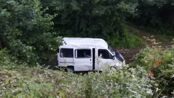 Giresun'da minibüs dereye yuvarlandı: 13 yaralı