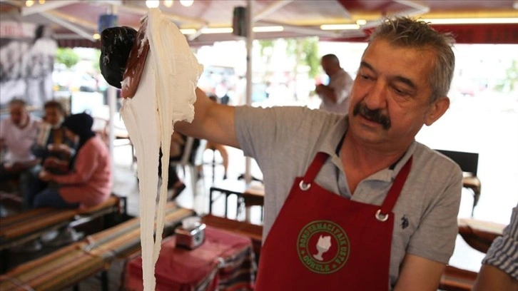 Giresun'un tescilli Görele dondurması hayır için dağıtılıyor