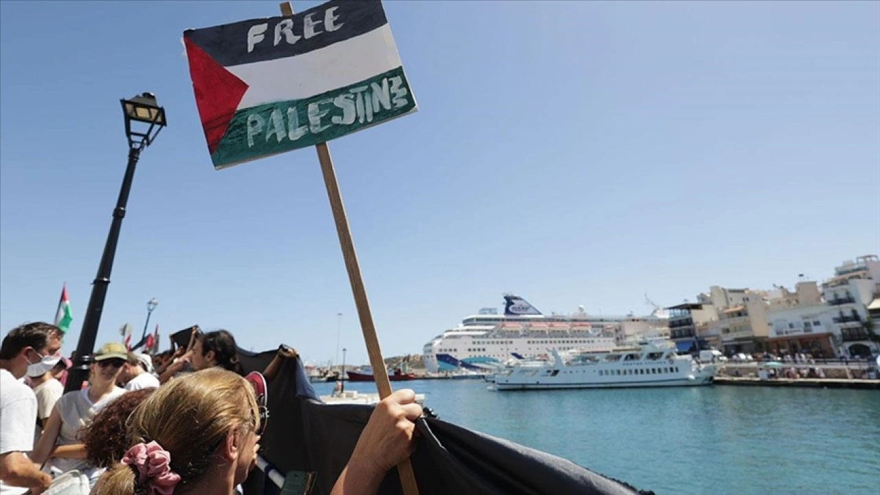 Girit'e gelen İsrailli turistler, İsrail saldırılarının protesto edildiği eylemle karşılandı