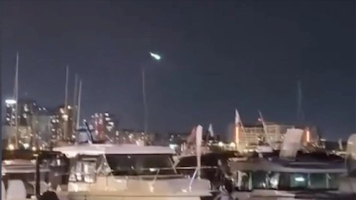 Gökyüzünden süzülen parlak ışık kümesi heyecan uyandırdı