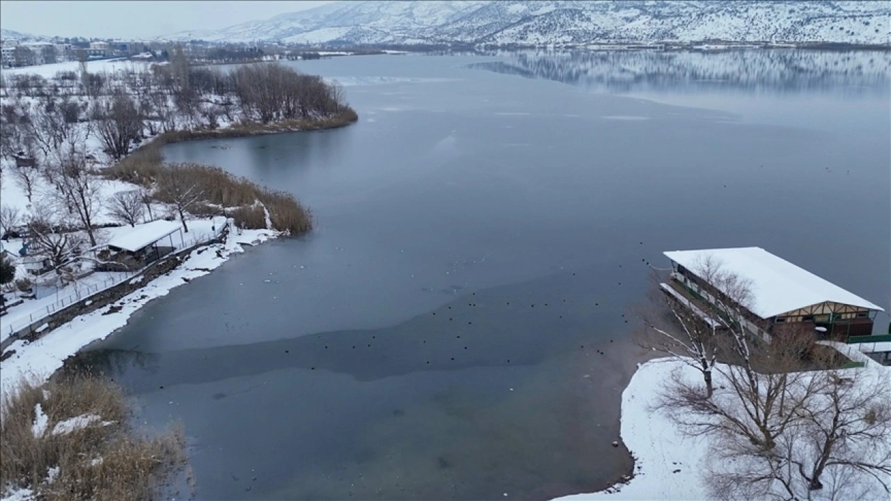 G&ouml;lbaşı G&ouml;l&uuml; buz tuttu