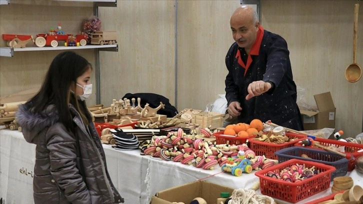 Gönül verdiği topaç oyuncağının unutulmaması için şehir şehir geziyor