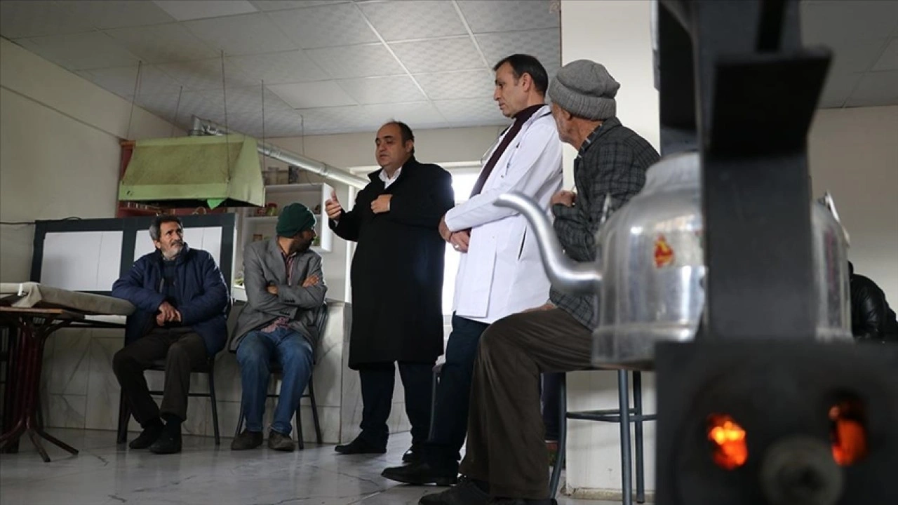 G&ouml;n&uuml;ll&uuml; doktor ve gen&ccedil;ler sağlık taraması ve ilk yardım eğitimi i&ccedil;in k&ouml;y yollarında