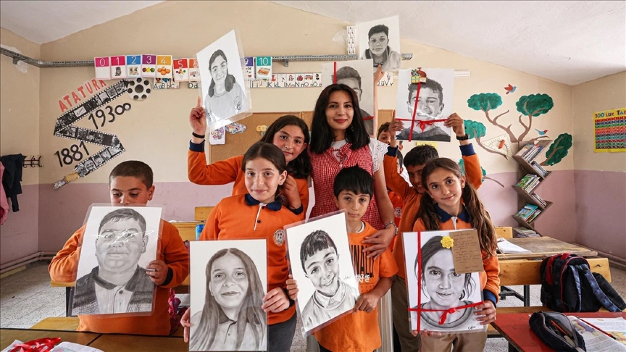 Gönüllü ressamlar, köy okulundaki öğrencilerin portrelerini karakalemle ölümsüzleştirdi