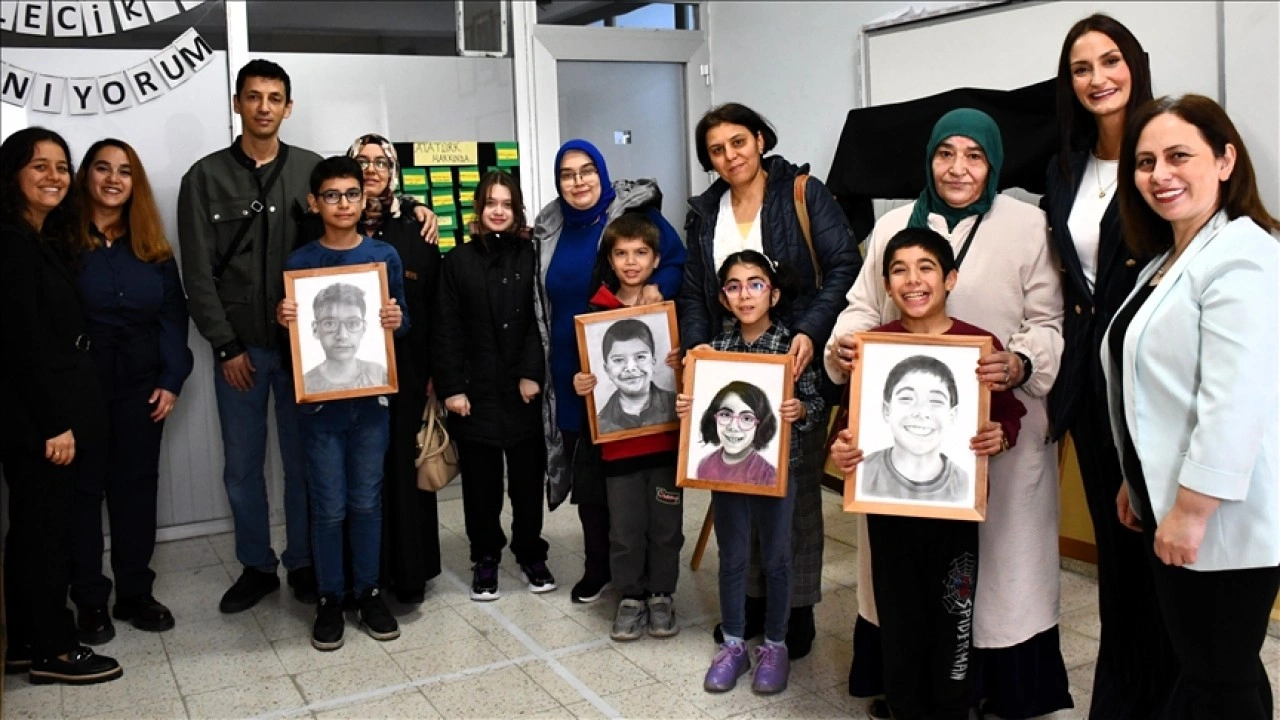 Gönüllü ressamlar, özel çocukların portrelerini karakalemle resmetti