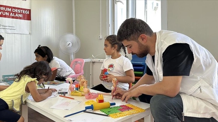 Gönüllü sağlık çalışanları, 6 Şubat’tan bu yana afetzedelere sağlık hizmeti sunuyor