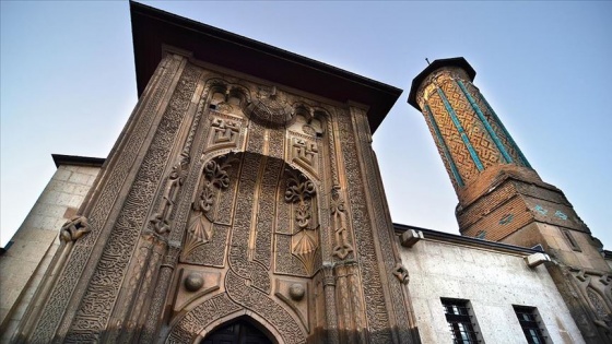 Görenleri tarihte yolculuğa çıkaran eser: İnce Minareli Medrese