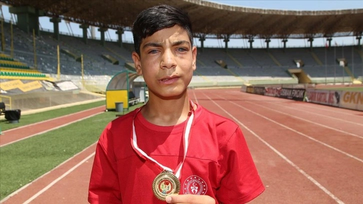 Görme engelli atlet Ali Aslan'ın hayallerini ay-yıldızlı forma süslüyor