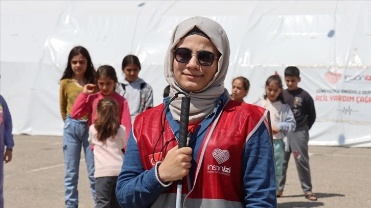 Görme engelli Firdevs, Adıyaman'daki depremzedelere