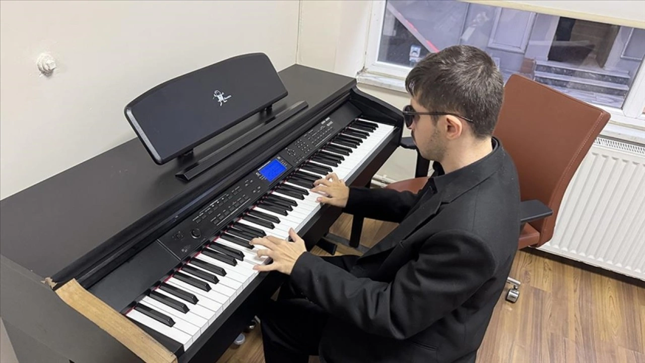 G&ouml;rme engelli m&uuml;zik &ouml;ğretmeni piyano eğitimiyle &ouml;ğrencilerin hayallerine dokunuyor