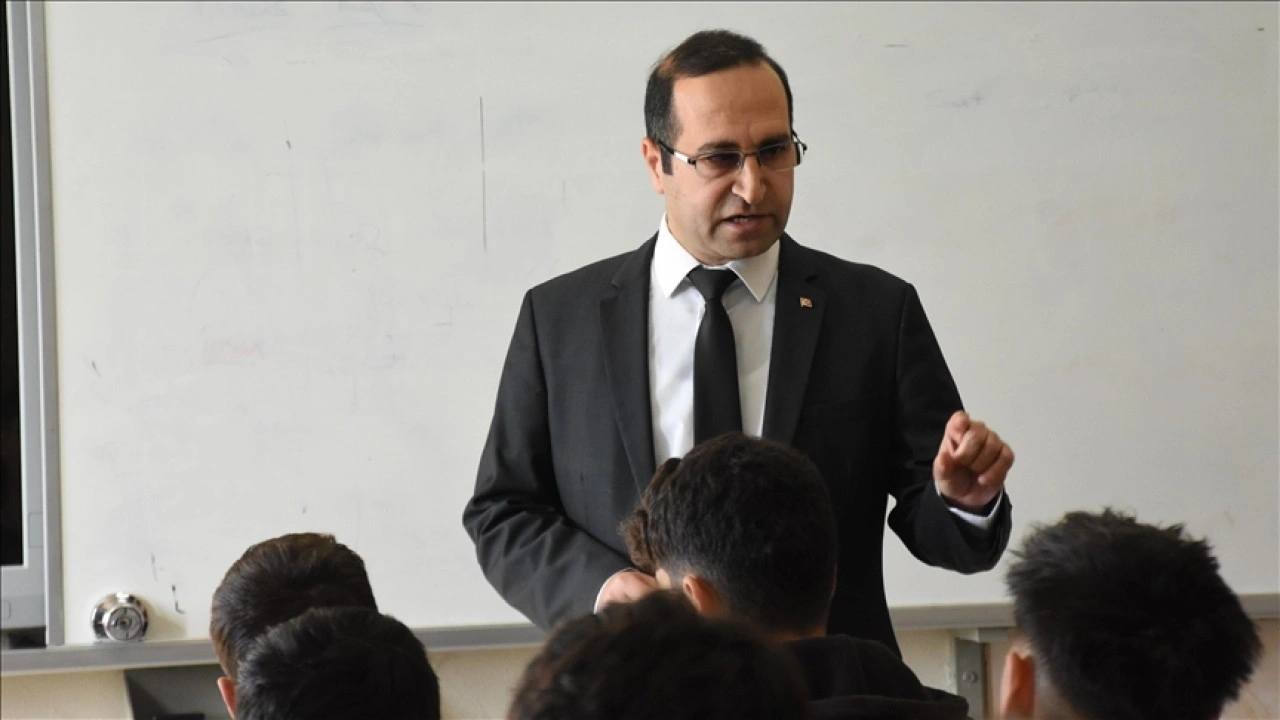 Görme engelli öğretmen, azmiyle öğrencilerine örnek oluyor