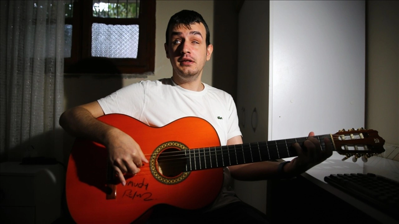 Görme engelli Umut, kendi besteleriyle sahnelere çıkmayı hedefliyor