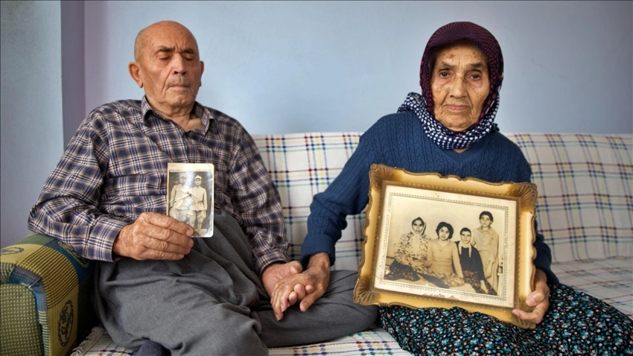 Görme yetisini kaybeden 77 yıllık eşine "ışık" oluyor