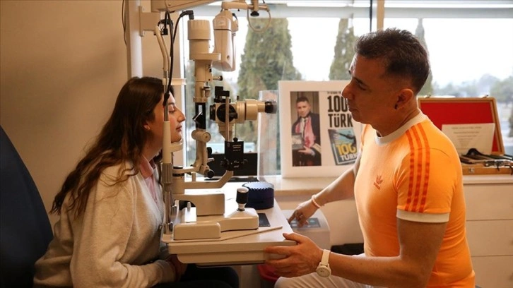Gözünü kapatamayan hastalar göz kapaklarına takılan altınla tedavi ediliyor