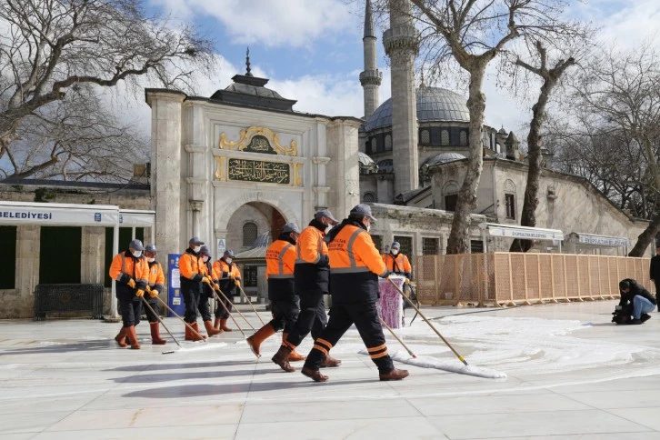 Gül suyuyla yıkanan Eyüpsultan Ramazan’a hazır!