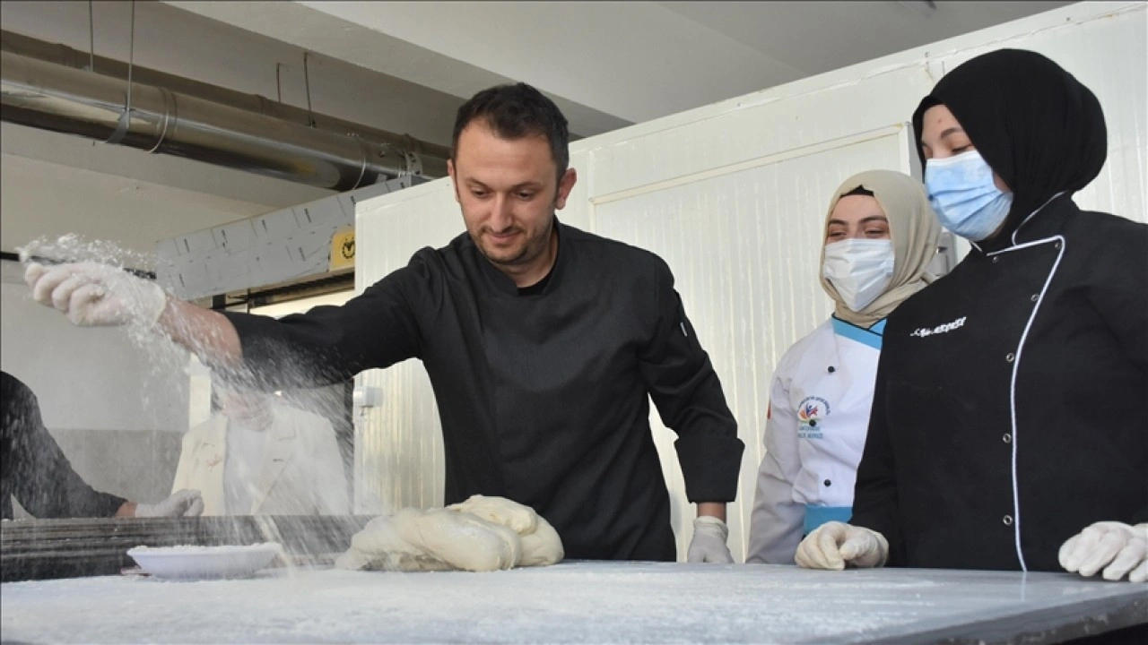 Gümüşhane'de lise öğrencileri günlük 2 bin ekmek üretiyor