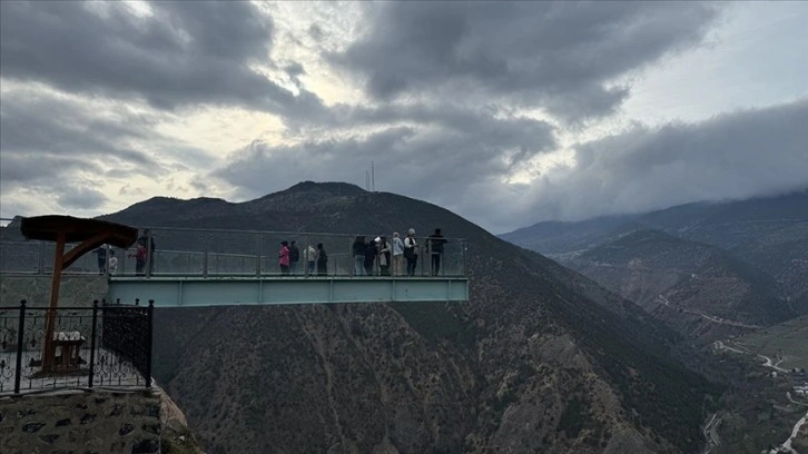 Gümüşhane'deki cam seyir terası turistlerin uğrak noktası oldu