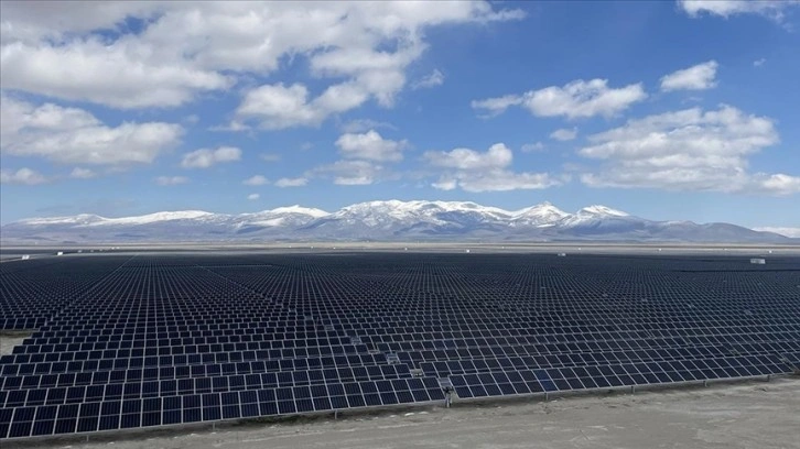 Güneş enerjisi yatırımları bu yıl ilk kez petrol üretimi harcamalarını geride bırakacak