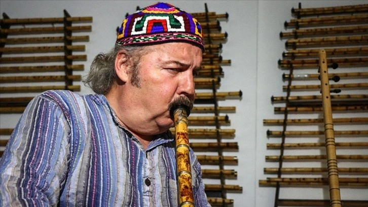 Güneş göstermeden 3 yılda kuruttuğu kamışları binbir emekle 'ney'e dönüştürüyor