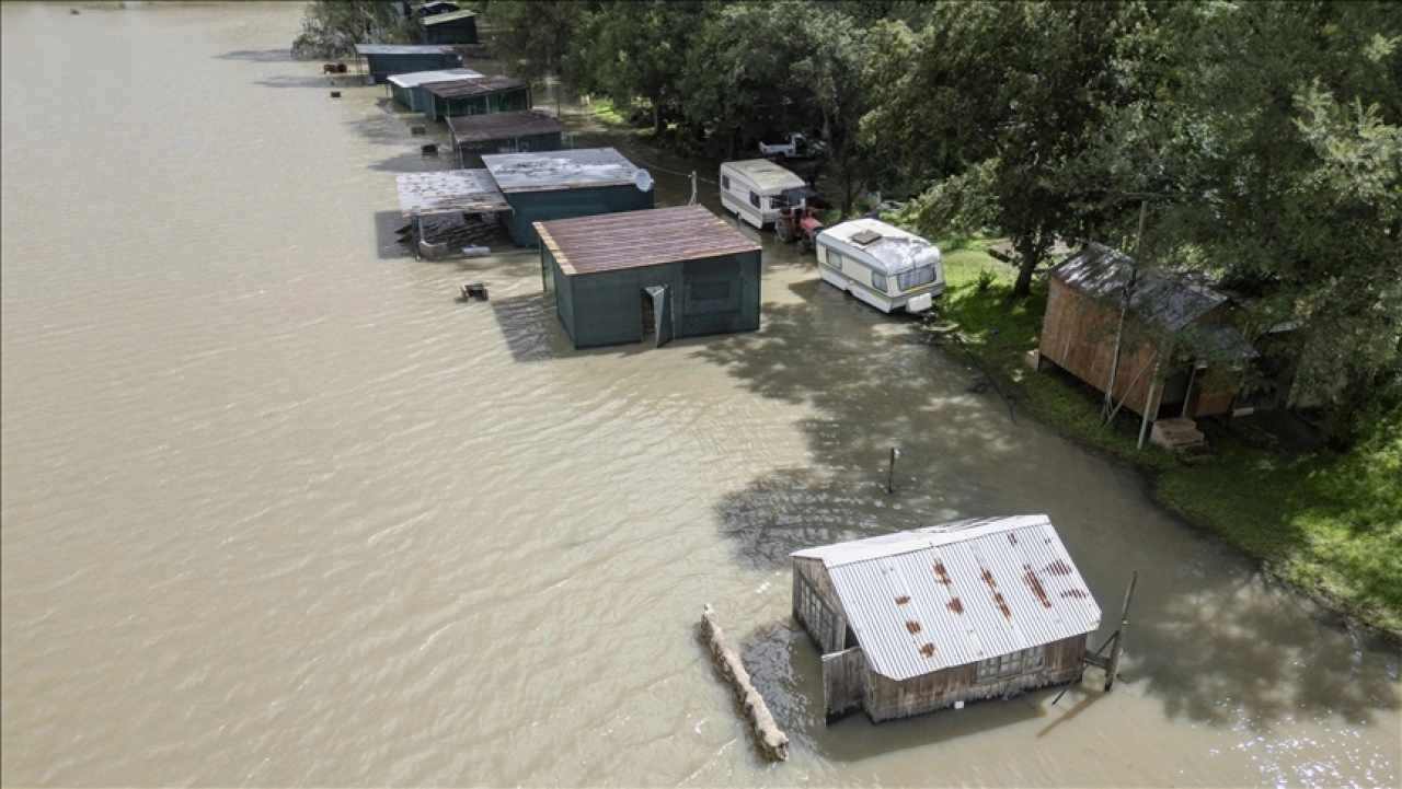 G&uuml;ney Afrika'daki sellerde 37 kişi &ouml;ld&uuml;