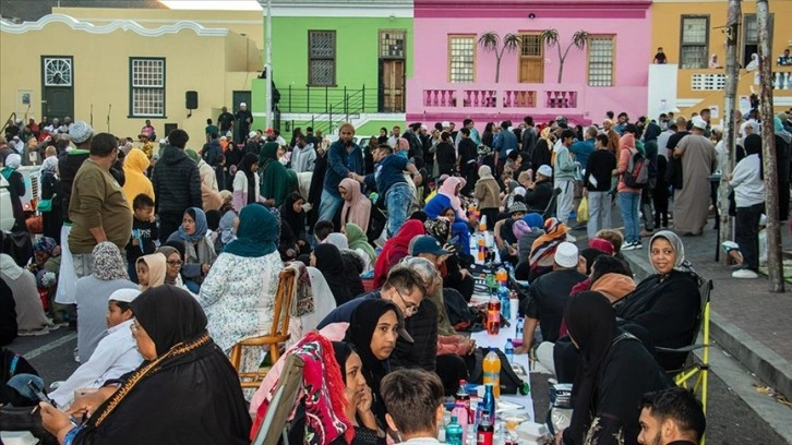 Güney Afrika'da her renkten insan Bo-Kaap'taki sokak iftarında bir araya geldi
