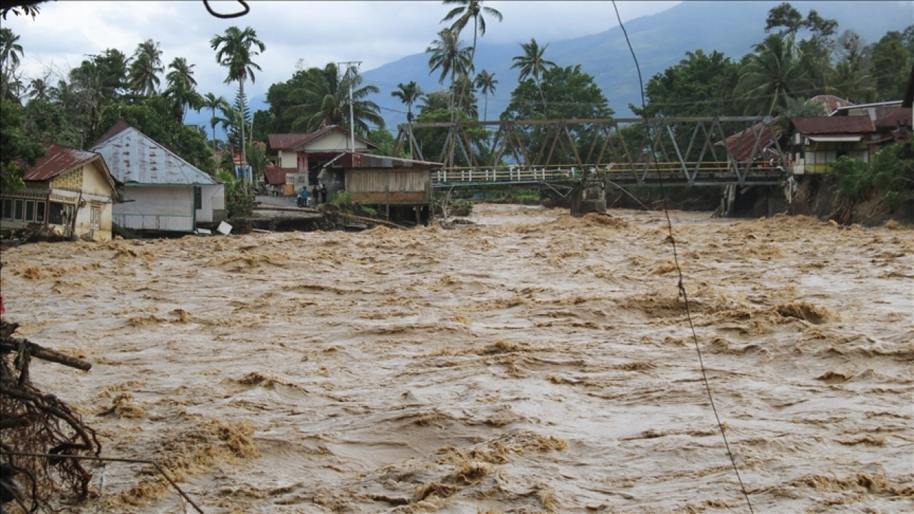 Güney Asya'da geçen hafta başlayan sel ve heyelanlarda ölenlerin sayısı 1500'ü aştı