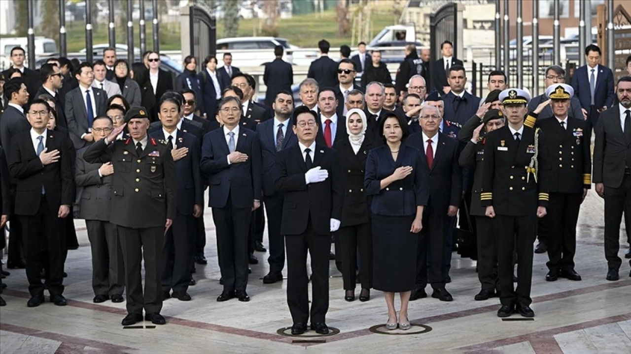 Güney Kore Devlet Başkanı Lee, Ankara'daki "Kore'de Savaşan Türkler Anıtı"nı ziy