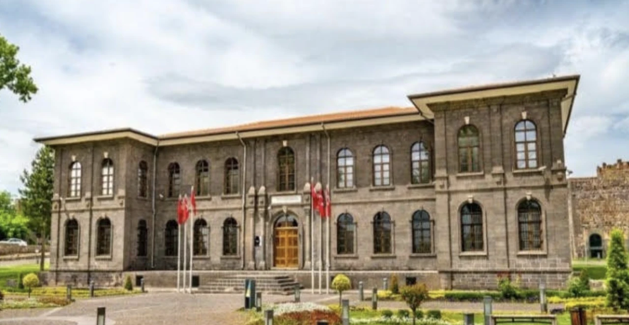 G&uuml;neydoğu Anadolu'nun kalbi Diyarbakır-3 Son -Erdin&ccedil; C&uuml;nd&uuml;beyoğlu, Moskova'dan yazdı-