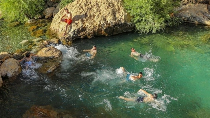 Güneydoğu'da kavurucu sıcaktan bunalanlar Sinek Çayı ve Kanyonu'nda serinliyor