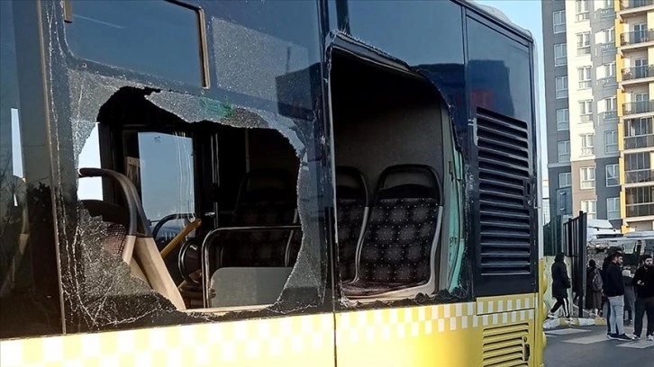 Güngören'de kamyonete çarpan İETT otobüsünden fırlayan yolcu ağır yaralandı