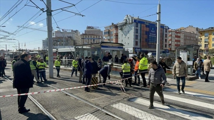 Güngören'de tramvay raydan çıktı