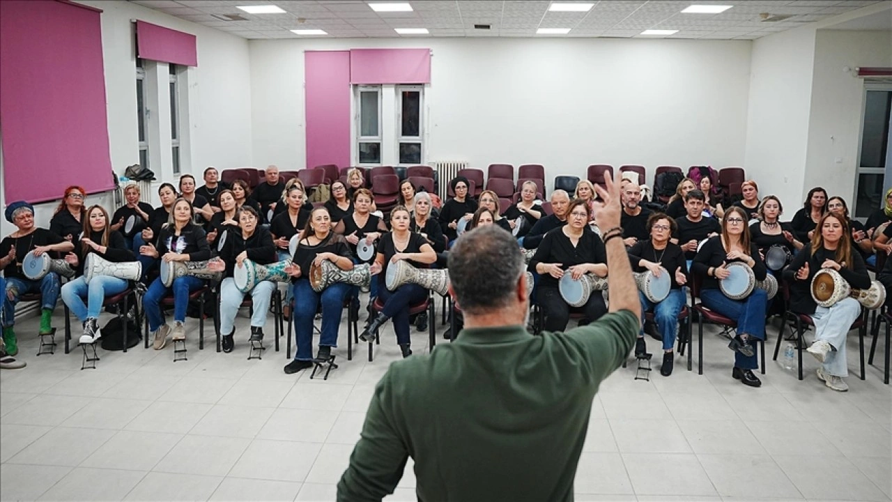 Günlük hayatın stresini darbuka çalarak atıyorlar