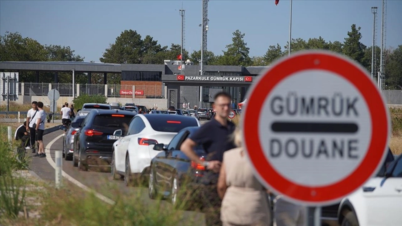 Gurbetçiler sevinçle geldikleri Türkiye'den hüzünle ayrılıyor
