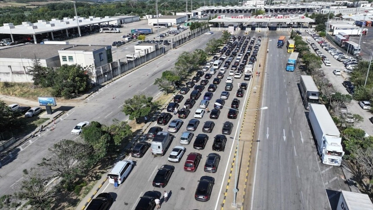 Gurbet&ccedil;ilerin Avrupa'ya d&ouml;n&uuml;ş yolculuğu s&uuml;r&uuml;yor