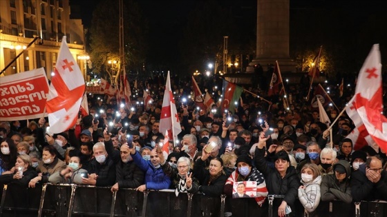 Gürcistan'da binlerce kişi, Saakaşvili için destek gösterisi düzenledi