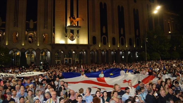 Gürcistan'da halk, AB'den 'aday ülke' statüsü alamayan hükümeti protesto etti