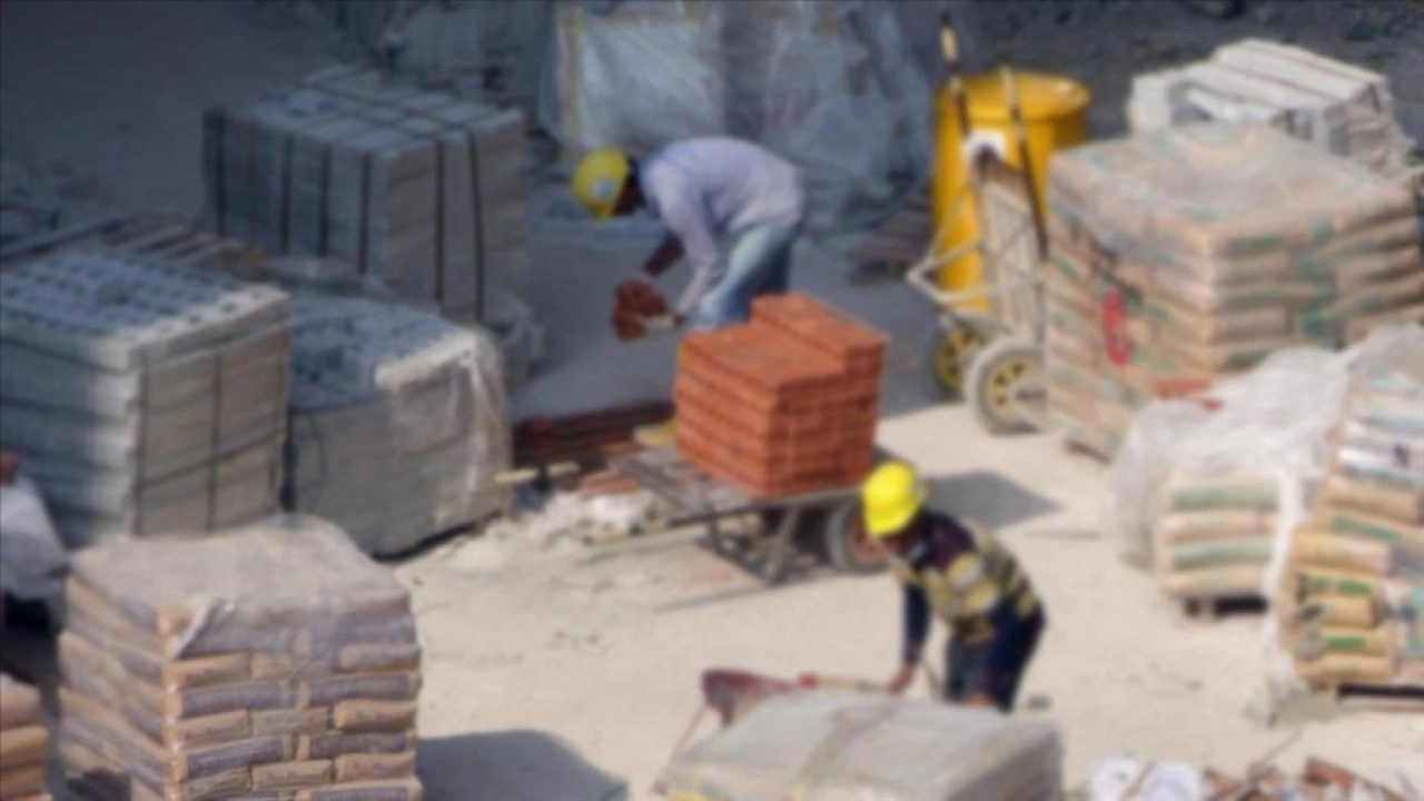 G&uuml;ven endeksi aralıkta inşaat sekt&ouml;r&uuml;nde azalırken hizmet ve perakende ticaret sekt&ouml;rlerinde arttı