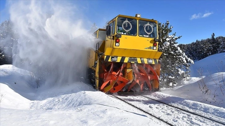 Güvenli demir yolu ulaşımı için TCDD görevlileri buz mesaisinde