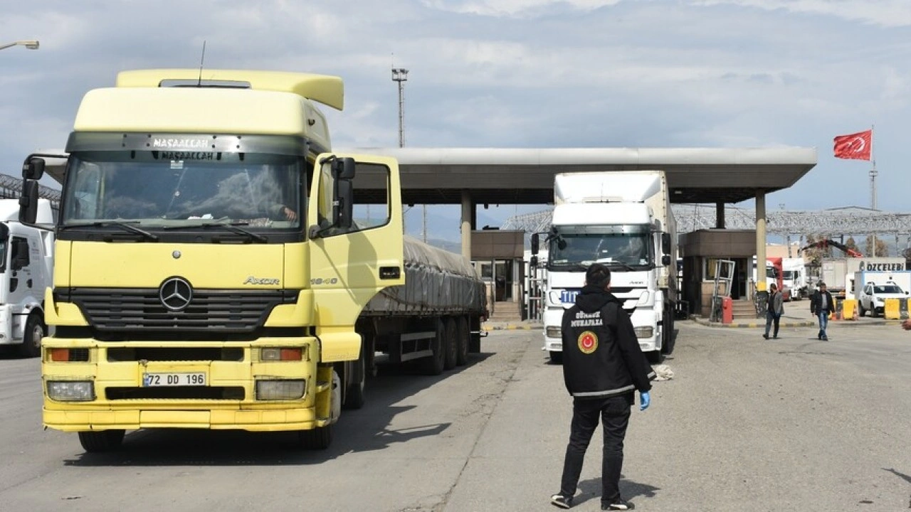 Habur G&uuml;mr&uuml;k Kapısı'ndan g&uuml;nl&uuml;k tır &ccedil;ıkışı rekoru kırıldı