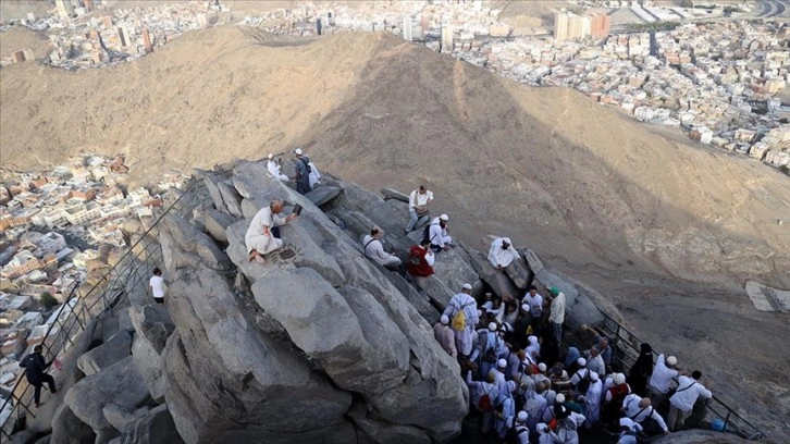 Hacı adayları Hazreti Muhammed'e ilk vahyin geldiği Hira Mağarası'nı ziyaret ediyor